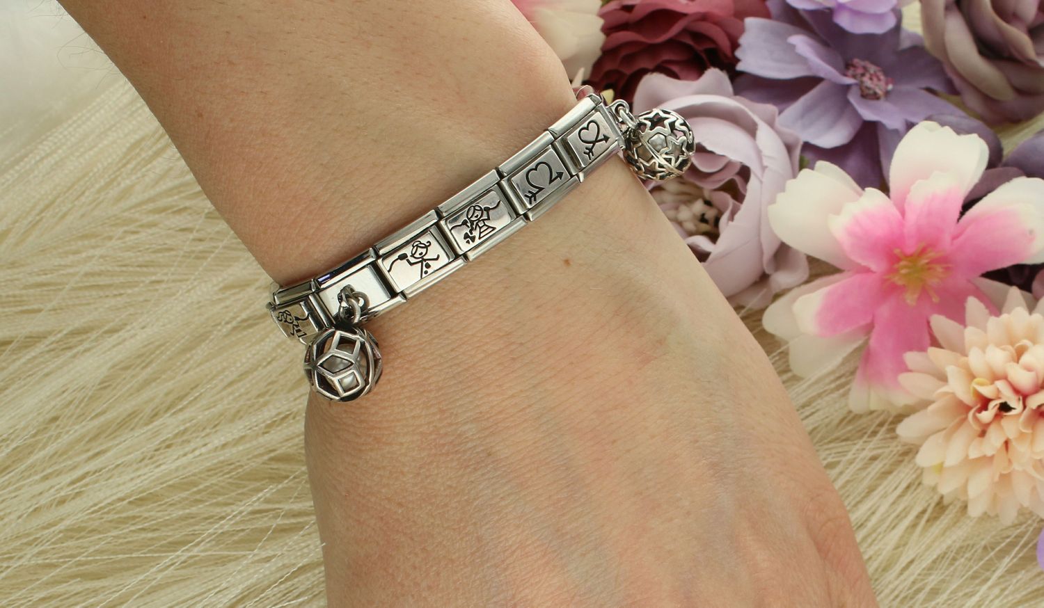 Charms Nomination Silver Charms Romb perła 331810 03. Ponadczasowa biżuteria, pozwalająca każdej kobiecie skomponować bransoletkę wedle własnych upodobań, a następnie modyfikować ją poprzez dodawanie i zmienianie kolejnych e.jpg